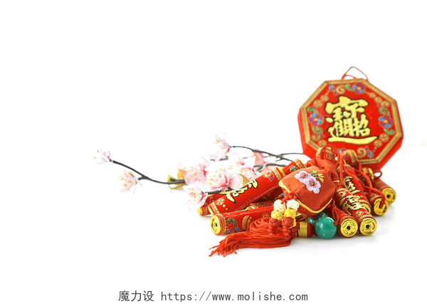 白色背景下一挂鞭炮2019年春节~农历新年假期背景概念，汉字翻译中文字在对象上意为好祝福